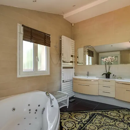 Apartment Matahari 4 *